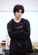 増子敦貴(白石蔵ノ介)/上半身・衣装黒・腕組み・目線左・稽古場ショット/ミュージカル『テニスの王子様』3rdシーズン 青学vs四天宝寺 追加生写真