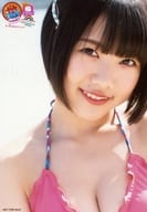 虹のコンキスタドール/的場華鈴/バストアップ・水着ピンク・両手下げ・首かしげ/CD「キミは無邪気な夏の女王～This Summer Girl Is an Innocent Mistress～/じゃんぷ!/夏の夜は短すぎるけど...」リリース週イベント限定特典生写真