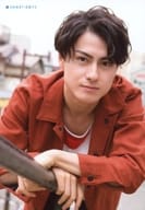 松村龍之介/上半身・衣装茶・Tシャツ白・両手てすり・前のめり・屋外・「SMART・BOYS」/『東京スマートさんぽ 松村龍之介～谷根千編～』DVD発売記念イベント L版ブロマイドBセット
