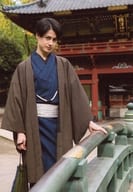松村龍之介/膝上・衣装茶・青・着物・右手巾着・左手橋・屋外・「SMART・BOYS」/『東京スマートさんぽ 松村龍之介～谷根千編～』DVD発売記念イベント L版ブロマイドCセット