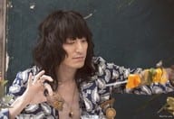 ドレスコーズ/志磨遼平/横型・バストアップ・衣装青・ペイズリー柄・左手串・右手肉/CD「人間ビデオ」特典生写真