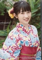 カントリー・ガールズ/梁川奈々美/上半身・衣装白・赤・水色・浴衣・右向き・2Lサイズ/『梁川奈々美(Juice=Juice/カントリー・ガールズ)セカンド写真集「unbalance」A4クリアファイル+2L写真』付属2L写真C