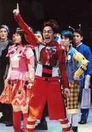 集合(8人)/ライブフォト・膝上・衣装赤・ピンク・白・黄・赤・黒・手前センター海老・右手上げ・人差し指立て・口開き・目線左・須藤両手下げ・百瀬左手腰/舞台「昆虫戦士コンチュウジャー2～激突!恐怖の戦士、ネオコンチュウジャー!～」ブロマイド