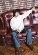 井澤巧麻/全身・衣装白・座り・左手ソファ・首傾げ/「第7回 SUNPLUSファンミーティング」ソロ写真セットA
