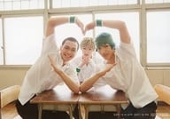 森田力斗(金色小春)・増子敦貴(白石蔵ノ介)・谷津翼(一氏ユウジ)/横型・膝上・座り・二人手でハート作り・間から増子・教室・キャラクターショット/ミュージカル『テニスの王子様』TEAM Party SHITENHOJI 来場者特典ランダムブロマイド