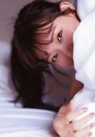 渡辺美優紀/顔アップ・体左傾け・右手伸ばし/フォトスタイルブック「美優紀です。Treasure Edition 宝島チャンネル限定版」特典生写真