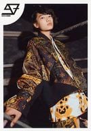SUPER★DRAGON/柴崎楽/膝上・衣装黒・黄・右手手すり・右向き/「DRA FES 2018 ～3rd Anniversary～」生写真セット～第6.5弾～
