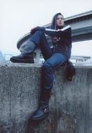 Crack 6/MSTR/全身・座り・衣装黒・白・左手膝・右足立て・体左向き・目線右・野外/生写真