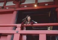 Crack 6/MSTR/横型・膝上・衣装黒・白・両手手すり・背景赤/生写真