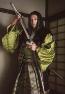 元木聖也(流狂四郎)/膝上・衣装緑・刀抜き・左向き・室内・キャラクターショット/舞台「GOZEN-狂乱の剣-」ランダムブロマイド