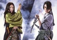 元木聖也(流狂四郎)・松本寛也(田宮源三)/横型・膝上・二分割・武器構え・背景スモーク・キャラクターショット/舞台「GOZEN-狂乱の剣-」ランダムブロマイド