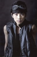 新正俊/上半身・衣装黒・ダウンベスト・ゴーグル・正面・両手下・口閉じ・背景黒・ポストカードサイズ/ブルーシャトルプロデュース「戦場の翼」ランダムブロマイド