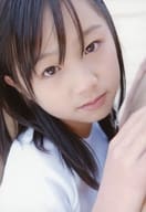 片瀬桃(新野百恵)/バストアップ・衣装白・両手壁・体右向き・首かしげ/DVD「ももえたん はじめてのももいろ」特典生写真