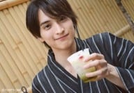 一ノ瀬颯/横型・バストアップ・衣装紺・浴衣・左手食べ物・含み笑い・屋外/一ノ瀬颯 ランダム生写真ver.1