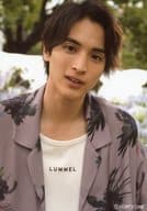 一ノ瀬颯/バストアップ・衣装グレー・Tシャツ・花柄ジャケット・歯見せ・首傾げ・屋外/一ノ瀬颯 ランダム生写真ver.1