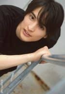 一ノ瀬颯/横型・上半身・衣装黒・右側手摺・右手で掴み・前のめり・口開け/一ノ瀬颯 ランダム生写真ver.1