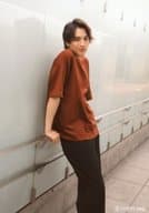 一ノ瀬颯/膝上・衣装茶・黒・右向き・左側壁・手摺腰掛け・背景壁白/一ノ瀬颯 ランダム生写真ver.1