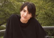 一ノ瀬颯/横型・バストアップ・衣装黒・首傾げ・両手下・背景植物・/一ノ瀬颯 ランダム生写真ver.1