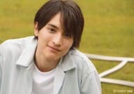 一ノ瀬颯/横型・バストアップ・衣装白・Tシャツ・オープンカラーシャツ・首傾げ・後ろ柵/一ノ瀬颯 ランダム生写真ver.1