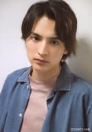 一ノ瀬颯/バストアップ・衣装青・ベージュ・体左向き・両手下・口閉じ・背景白/一ノ瀬颯 ランダム生写真ver.1