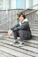 新正俊/全身・座り・衣装黒・白・両手重ね・左向き・口閉じ・ポストカードサイズ/ブルーシャトルプロデュース「新選組-完結編-」 くじ写真 ブレイクタイム