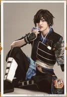 松村優(伊達政宗)/全身・座り・右膝立て・枠・キャラクターショット/「イケメン戦国 THE STAGE 番外編 ～はじまりの物語～」ランダムキャストブロマイド