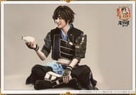 松村優(伊達政宗)/横型・全身・座り・枠・キャラクターショット/「イケメン戦国 THE STAGE 番外編 ～はじまりの物語～」ランダムキャストブロマイド