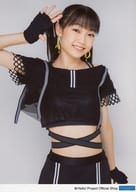 モーニング娘。’20/山﨑愛生/膝上・衣装黒・背景グレー/モーニング娘。’20 生写真『“KOKORO＆KARADA”発売記念パート1』＜2L＞