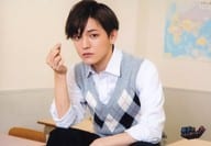 こんどうようぢ/横型・膝上・座り・衣装白・グレー・右手上げ/舞台「男子はつらくないよ??」トレーディングブロマイド
