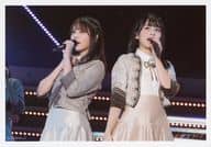 No.086 ： 与田祐希・大園桃子/ライブフォト・横型・膝上・衣装ベージュ・体外向き・片手マイク口元/CHOOSE 5 PHOTOS!～3・4期生ライブ LIVE PHOTO Ver.～