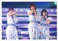No.116 ： 大園桃子・佐藤楓・中村麗乃/ライブフォト・横型・膝上・衣装白・右手突き出し・左手マイク口元/CHOOSE 5 PHOTOS!～3・4期生ライブ LIVE PHOTO Ver.～