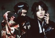 The Brow Beat/Ryuji(佐藤流司)・HAKUEI/横型・バストアップ・衣装黒・赤・Ryuji左手上げ/CD「Adam」特典ブロマイド