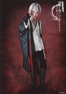 永田聖一朗(フューリー)/全身・右手曲げ・背景赤・キャラクターショット/「『舞台版 誰ガ為のアルケミスト』～聖ガ剣、十ノ戒～」キャストL版ブロマイド