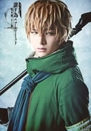 遊馬晃祐(オーティマ)/上半身・体左向き・背景青・キャラクターショット/「『舞台版 誰ガ為のアルケミスト』～聖ガ剣、十ノ戒～」キャストL版ブロマイド
