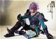 橘龍丸(クダンシュタイン)/横型・全身・座り・背景ベージュ・キャラクターショット/「『舞台版 誰ガ為のアルケミスト』～聖ガ剣、十ノ戒～」ランダムキャストブロマイド