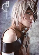 大薮丘(アハト)/バストアップ・体右向き・背景黒・キャラクターショット/「『舞台版 誰ガ為のアルケミスト』～聖ガ剣、十ノ戒～」ランダムキャストブロマイド