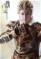 上杉輝(モンゼイン)/上半身・右手髭・背景ベージュ・キャラクターショット/「『舞台版 誰ガ為のアルケミスト』～聖ガ剣、十ノ戒～」ランダムキャストブロマイド