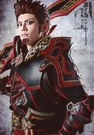 渡辺和貴(オライオン)/上半身・左手腰・背景黒・キャラクターショット/「『舞台版 誰ガ為のアルケミスト』～聖ガ剣、十ノ戒～」ランダムキャストブロマイド