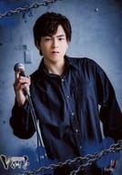 佐伯拳(バトルパフォーマー)/上半身・右手スタンドマイク・背景グレー/舞台「青春歌闘劇バトリズムステージVOID」ランダムブロマイド