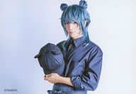 佐藤友咲(水無月涙)/横型・バストアップ・衣装青・左手帽子・キャラクターショット/「『池袋月野亭』～Miaou Miaou～」トレーディングブロマイド