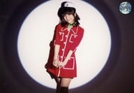 ぱすぽ☆/槙田紗子/横型・膝上・衣装赤・両手下げ・足交差・スポットライト・背景黒・白・「ぱすぽ☆ベスト1」衣装/公式生写真