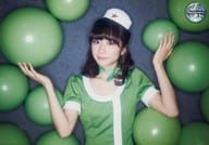 ぱすぽ☆/槙田紗子/横型・上半身・衣装緑・両手上げ・風船・口閉じ・背景グレー・緑・「ぱすぽ☆ベスト2」衣装/公式生写真