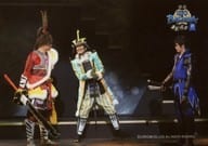 伊阪達也(前田慶次)・寺山武志(最上義光)・眞嶋秀斗(伊達政宗)/横型・ライブフォト・キャラクターショット/「斬劇『戦国BASARA』蒼紅乱世“『蒼』THE PRIDE“」舞台写真