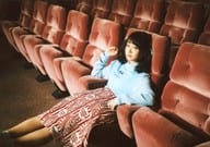 PASSPO☆/増井みお/横型・膝上・座り・衣装青赤・右手曲げ・足伸ばし・客席・CD「Cinema Trip」/公式生写真