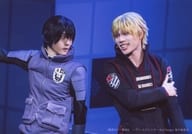 飯山裕太(出水公平)・櫻井圭登(三輪秀次)/ライブフォト・横型・上半身・キャラクターショット/「ワールドトリガー the Stage」ランダム舞台写真