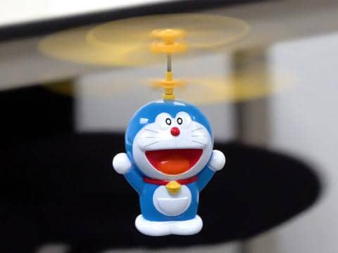 【動画】タケコプターでリアルに飛ぶ！ラジコン「空とぶドラえもん」に挑戦してみた