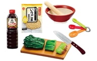 3.トントン、野菜を切る音がする 「ぷちサンプルシリーズ ほっと幸せ、わが家の味」
