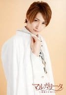 井深克彦上半身・衣装白・右向き・右手胸元・背景ベージュ・キャラクターショット舞台「マルガリータ～戦国の天使たち～」ブロマイド
