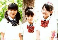 さくら学院/集合(3人)/横型・上半身・衣装白・リボン赤・紺・制服・センター菊池・背景木/「TOKYO IDOL FESTIVAL 2010」会場物販生写真