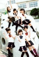 さくら学院/集合(6人)/全身・前列寄りかかり・センター水野・後列座り・センター堀内・衣装白・黒・リボン赤・紺・制服・/「TOKYO IDOL FESTIVAL 2010」会場物販生写真